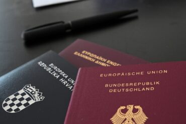 Das neue Staatsangehörigkeitsrecht hat vielerorts zu einem großen Andrang bei den für Einbürgerungen zuständigen Behörden geführt. (Archivbild)