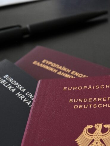 Das neue Staatsangehörigkeitsrecht hat vielerorts zu einem großen Andrang bei den für Einbürgerungen zuständigen Behörden geführt. (Archivbild)