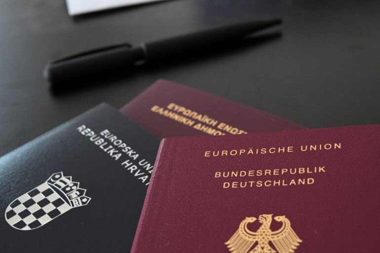 Das neue Staatsangehörigkeitsrecht hat vielerorts zu einem großen Andrang bei den für Einbürgerungen zuständigen Behörden geführt. (Archivbild)