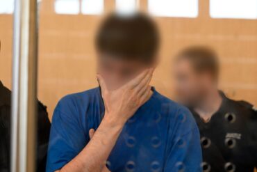 Sie sollen Juden und gemäßigte Moslems im Visier gehabt und verschiedene Anschläge diskutiert haben. Sieben mutmaßliche Terroristen des Islamischen Staats stehen in Düsseldorf vor Gericht.