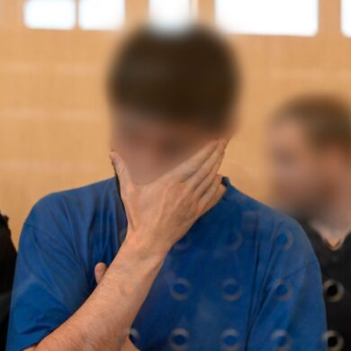 Sie sollen Juden und gemäßigte Moslems im Visier gehabt und verschiedene Anschläge diskutiert haben. Sieben mutmaßliche Terroristen des Islamischen Staats stehen in Düsseldorf vor Gericht.