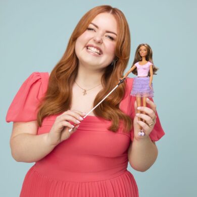Barbie gibt es nun auch mit einer Sehbehinderung - hier zu sehen mit Lucy Edwards, einer blinden Rundfunksprecherin und Behindertenaktivistin.