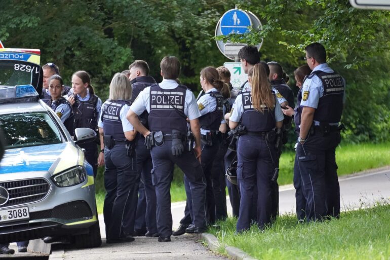 Bei einem Großeinsatz auf der Schwäbischen Alb haben Polizisten drei Tote und zwei Verletzte gefunden.