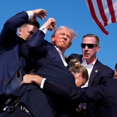 Trump wurde von Sicherheitspersonal von der Bühne gebracht.