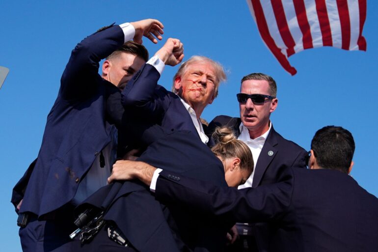 Trump wurde von Sicherheitspersonal von der Bühne gebracht.