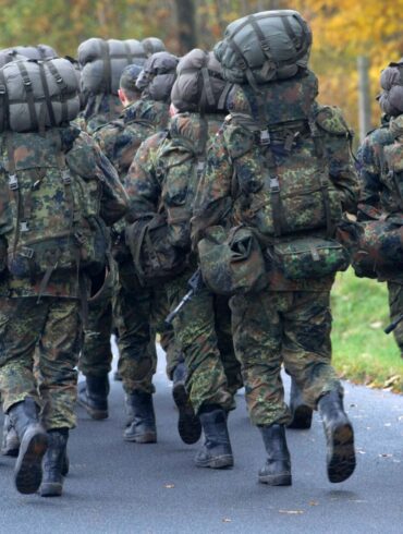 Bundeswehr rekrutierte im vergangenen Jahr 1.996 Rekruten unter 18 Jahren. (Archivbild)
