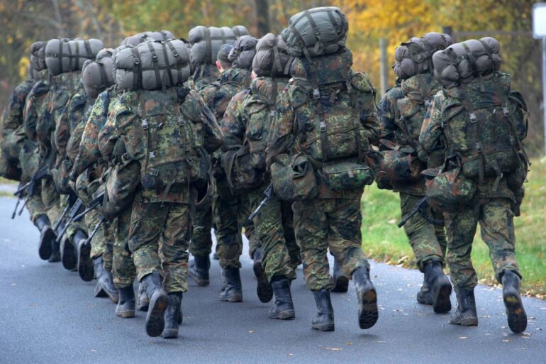 Bundeswehr rekrutierte im vergangenen Jahr 1.996 Rekruten unter 18 Jahren. (Archivbild)