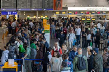 Die Fluggäste am Frankfurter Airport sind am Morgem stark verunsichert.