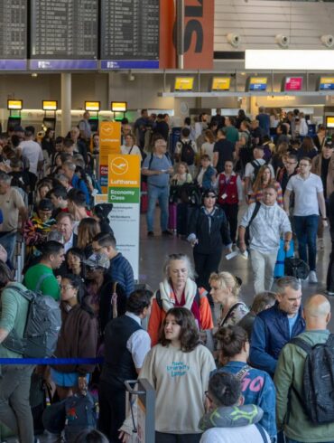 Die Fluggäste am Frankfurter Airport sind am Morgem stark verunsichert.