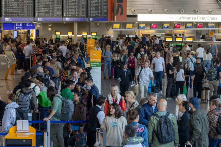 Die Fluggäste am Frankfurter Airport sind am Morgem stark verunsichert.