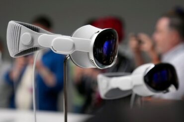 Die Vision Pro hat Kameras, die die Umgebung aufnehmen. Das Bild wird dann an die Displays vor den Augen übertragen.