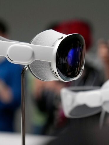 Die Vision Pro hat Kameras, die die Umgebung aufnehmen. Das Bild wird dann an die Displays vor den Augen übertragen.