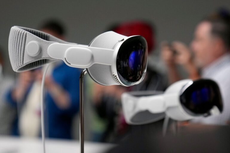 Die Vision Pro hat Kameras, die die Umgebung aufnehmen. Das Bild wird dann an die Displays vor den Augen übertragen.