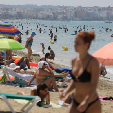 Noch sind Spaniens Strände voll. Die Branche sorgt sich aber langfristig über die möglichen Folgen von häufigeren Hitzewellen durch den Klimawandel.