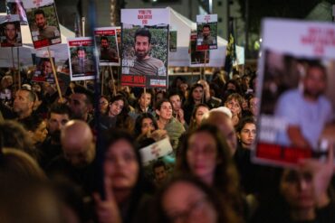 Israelis blockieren eine Hauptstraße, während Demonstranten die Freilassung der im Gazastreifen festgehaltenen Geiseln fordern. (Archivbild)