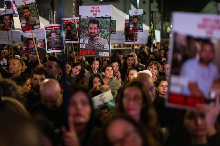 Israelis blockieren eine Hauptstraße, während Demonstranten die Freilassung der im Gazastreifen festgehaltenen Geiseln fordern. (Archivbild)