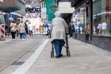 Bei rund 1,08 Millionen Altersrenten mit mindestens 45 Versicherungsjahren lag die Rente Ende 2023 unter 1.200 Euro im Monat. (Symbolbild)