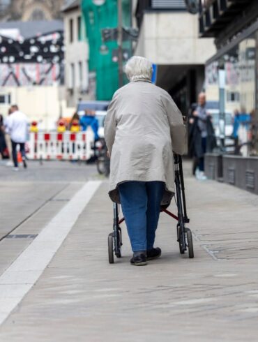 Bei rund 1,08 Millionen Altersrenten mit mindestens 45 Versicherungsjahren lag die Rente Ende 2023 unter 1.200 Euro im Monat. (Symbolbild)
