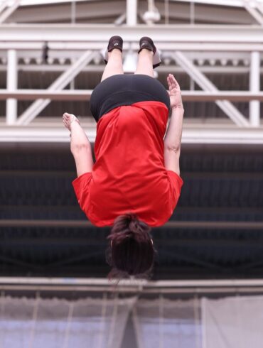 Sie kann es noch - Annalena Baerbock hebt ab vom Trampolin.