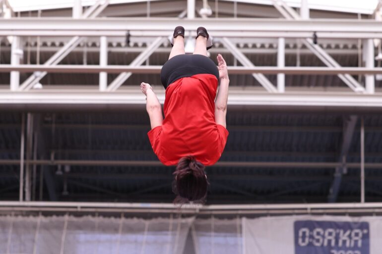 Sie kann es noch - Annalena Baerbock hebt ab vom Trampolin.