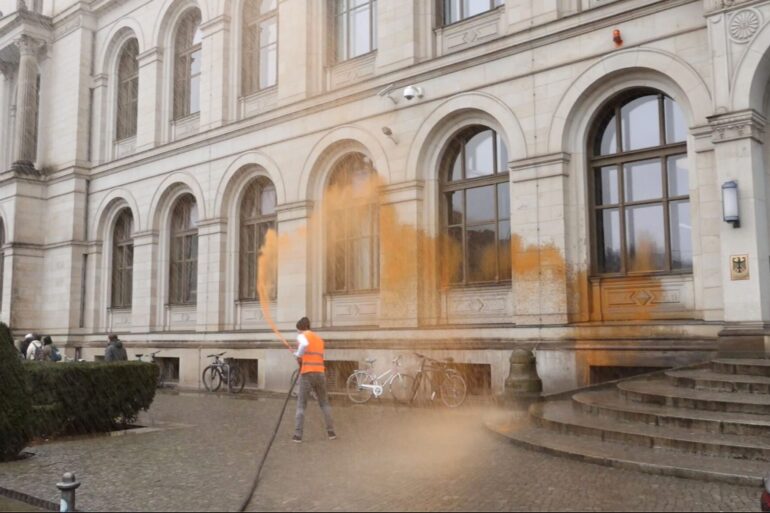 Beteiligung an Farbattacke auf das Bundesverkehrsministerium endet mit einer Haftstrafe. (Archivbild)