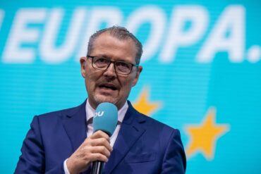 Arbeitgeberpräsident Dulger sieht einen Mangel bei Kinderbetreuung und Wohnraum als wichtige ausländische Fachkräfte in Deutschland. (Archivbild)