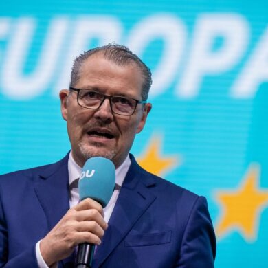 Arbeitgeberpräsident Dulger sieht einen Mangel bei Kinderbetreuung und Wohnraum als wichtige ausländische Fachkräfte in Deutschland. (Archivbild)