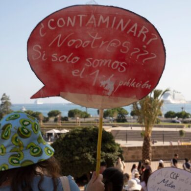 Einheimische auf Mallorca halten ein Schild, auf dem steht: «Verschmutzen? Wir??? Wo wir nur 1,2 (Millionen) Einwohner sind.»