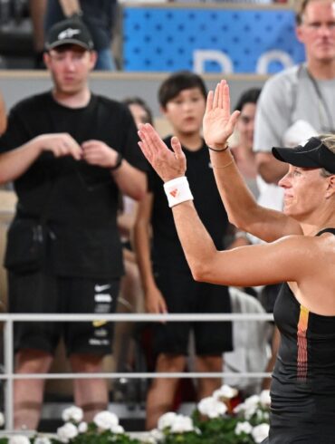 Angelique Kerber applaudiert nach ihrer Niederlage dem Publikum.