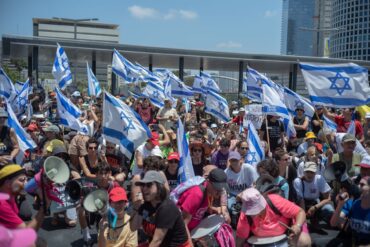Isrealische Demonstranten fordern einen sofortigen Geisel-Deal.