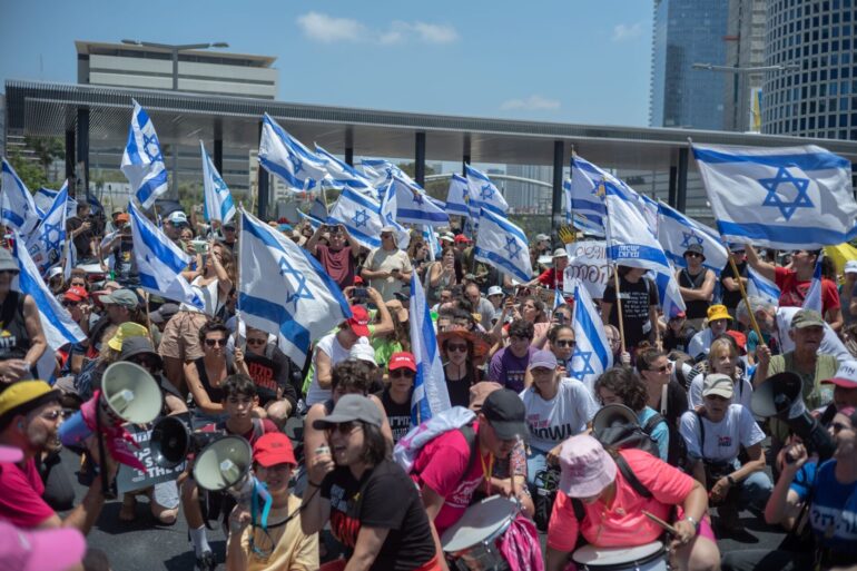 Isrealische Demonstranten fordern einen sofortigen Geisel-Deal.