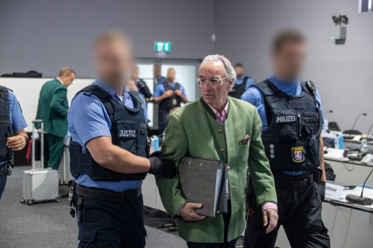 In Frankfurt steht Heinrich XIII. Prinz Reuß schon vor Gericht. Die Ermittlungen gegen mutmaßliche Unterstützer der «Reichsbürger»-Vereinigung um ihn dauern an. (Archivbild)