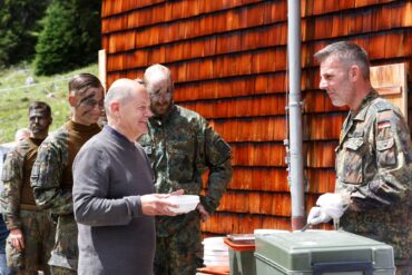 Beim Besuch auf der Reiteralpe zeigt sich Kanzler Scholz zuversichtlich und sieht die Truppe gut gerüstet für die Zukunft.