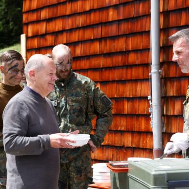 Beim Besuch auf der Reiteralpe zeigt sich Kanzler Scholz zuversichtlich und sieht die Truppe gut gerüstet für die Zukunft.