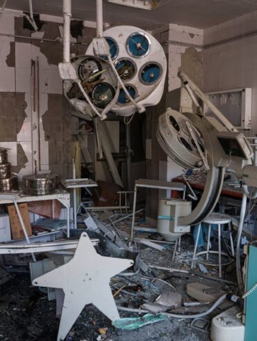 Ein Blick auf die Schäden in dem von russischen Raketen getroffenen Teil des Kinderkrankenhauses.