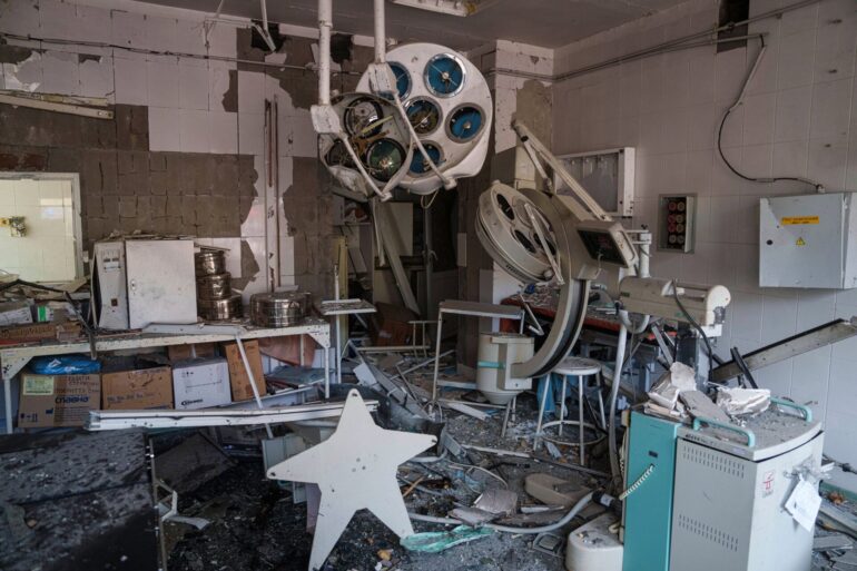 Ein Blick auf die Schäden in dem von russischen Raketen getroffenen Teil des Kinderkrankenhauses.