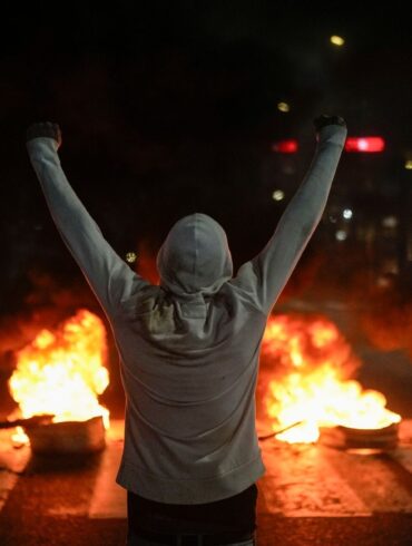 Nach der umstrittenen Präsidentenwahl in Venezuela gehen viele Menschen auf die Straße.