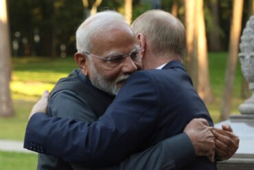 Eine innige Umarmung für Kremlchef Putin, von denen er international nicht mehr viele bekommt.