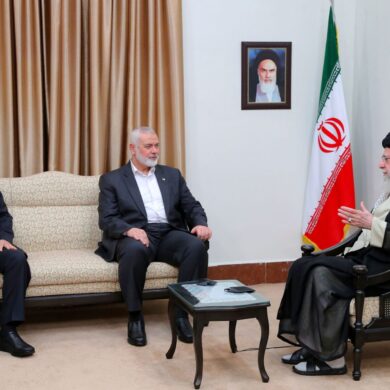 Nach dem Tod von Auslandschef Hanija (M), hier am Bild mit dem iranischen obersten Führer Chamenei, wächst die Sorge vor einer Eskalation. (Archivbild)