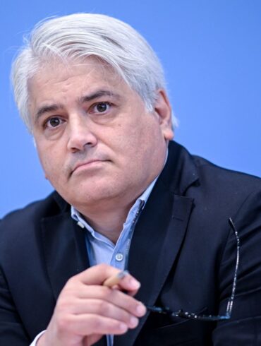 Der Antiziganismusbeauftragte Mehmet Daimagüler erinnert an die zur NS-Zeit ermordeten Sinti und Roma - und hat Forderungen an die Politik heute. (Archivbild)