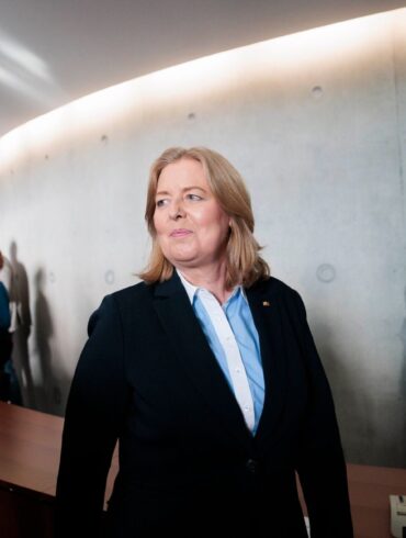 Bundestagspräsidentin Bärbel Bas (SPD) auf dem Weg zur ersten Sitzung des Untersuchungsausschusses zum deutschen Atomausstieg.