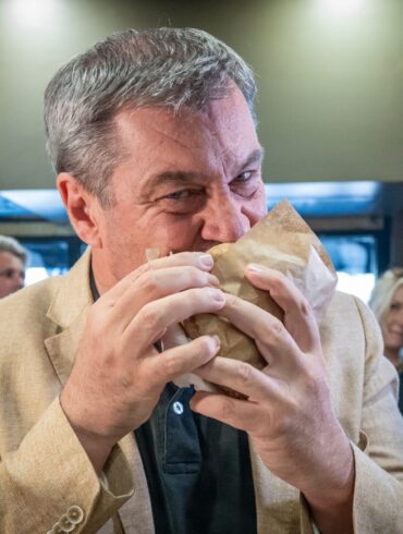Der Ministerpräsident lud Instagram-Follower zum gemeinsamen Döner-Mahl ein.