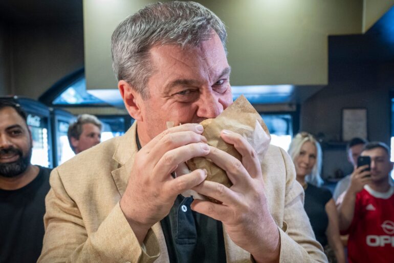 Der Ministerpräsident lud Instagram-Follower zum gemeinsamen Döner-Mahl ein.