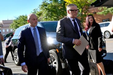 Alec Baldwin auf dem Weg in das Gerichtsgebäude.