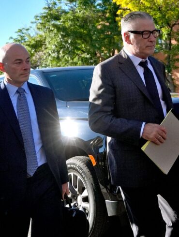 Alec Baldwin auf dem Weg in das Gerichtsgebäude.