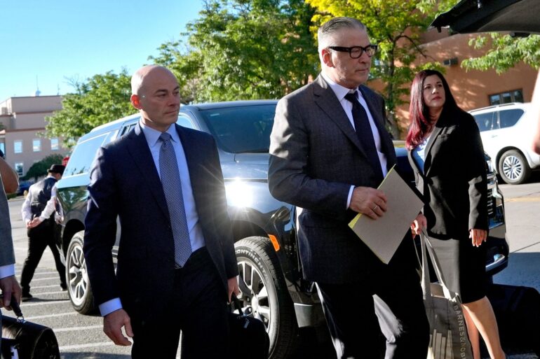 Alec Baldwin auf dem Weg in das Gerichtsgebäude.