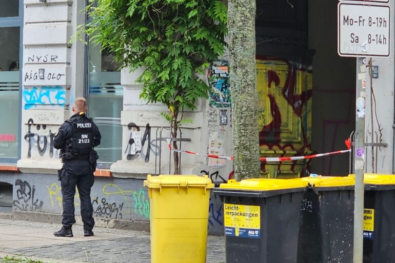 Zwei Wochen nach der Störaktion dursucht die Polizei unter anderem eine Wohnung in Leipzig.