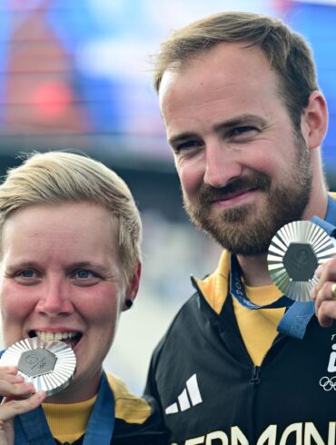 Michelle Kroppen und Florian Unruh jubeln über die erste deutsche Olympia-Medaille im Mixed.