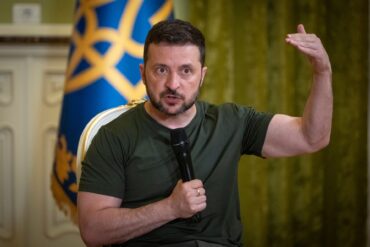 Der ukrainische Präsident Wolodymyr Selenskyj kündigt nach einem der schwersten russischen Bombardements gegen das Land einen Wiederaufbau der zerstörten Energieinfrastruktur an.