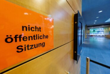 Nach einem tödlichen Kopfschuss auf einen Mitschüler an einer Schule in Unterfranken ist ein 15-Jähriger wegen Mordes zu einer Jugendstrafe von acht Jahren und sechs Monaten Haft verurteilt worden. (Archivfoto)